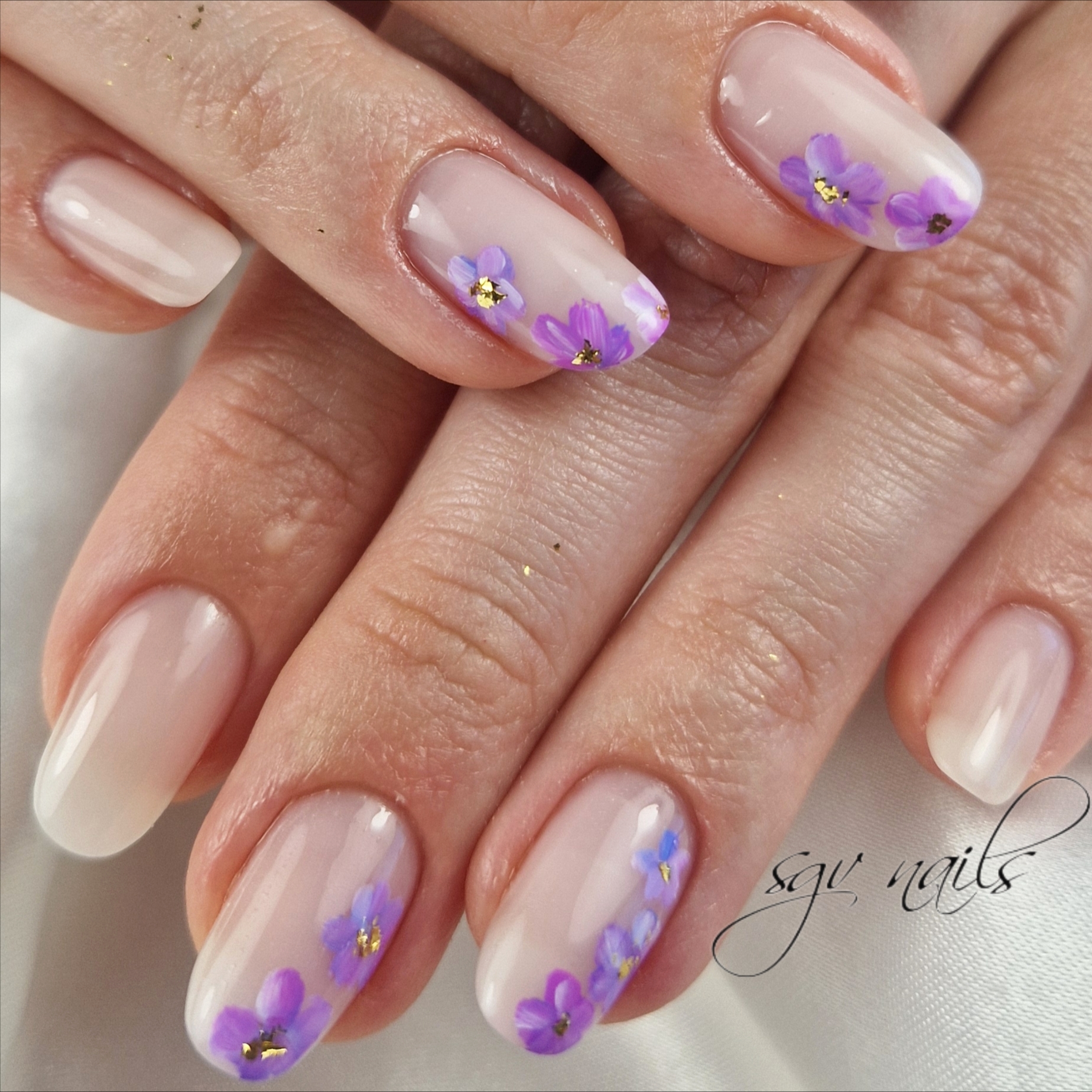 Zachtroze nagels met lila bloemetjes