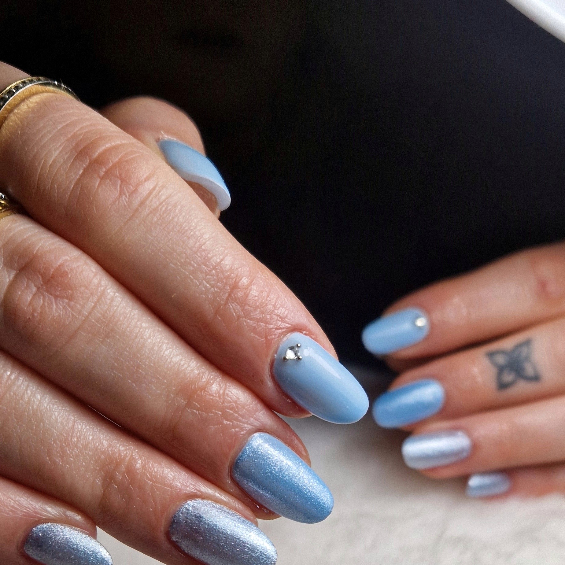 Lichtblauwe amandelnagels met glitter en een steentje