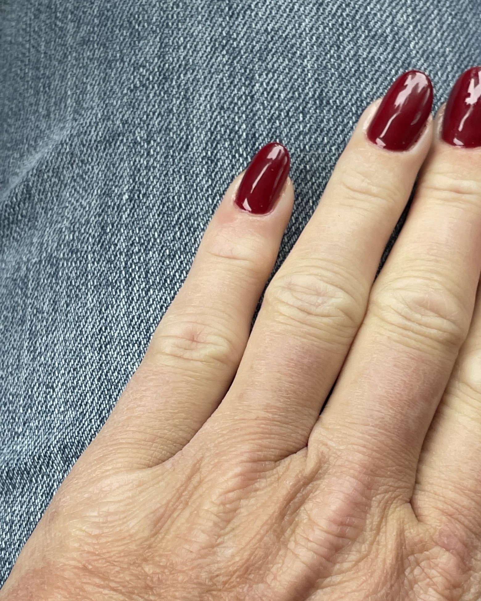 Glanzende bordeaux nagels