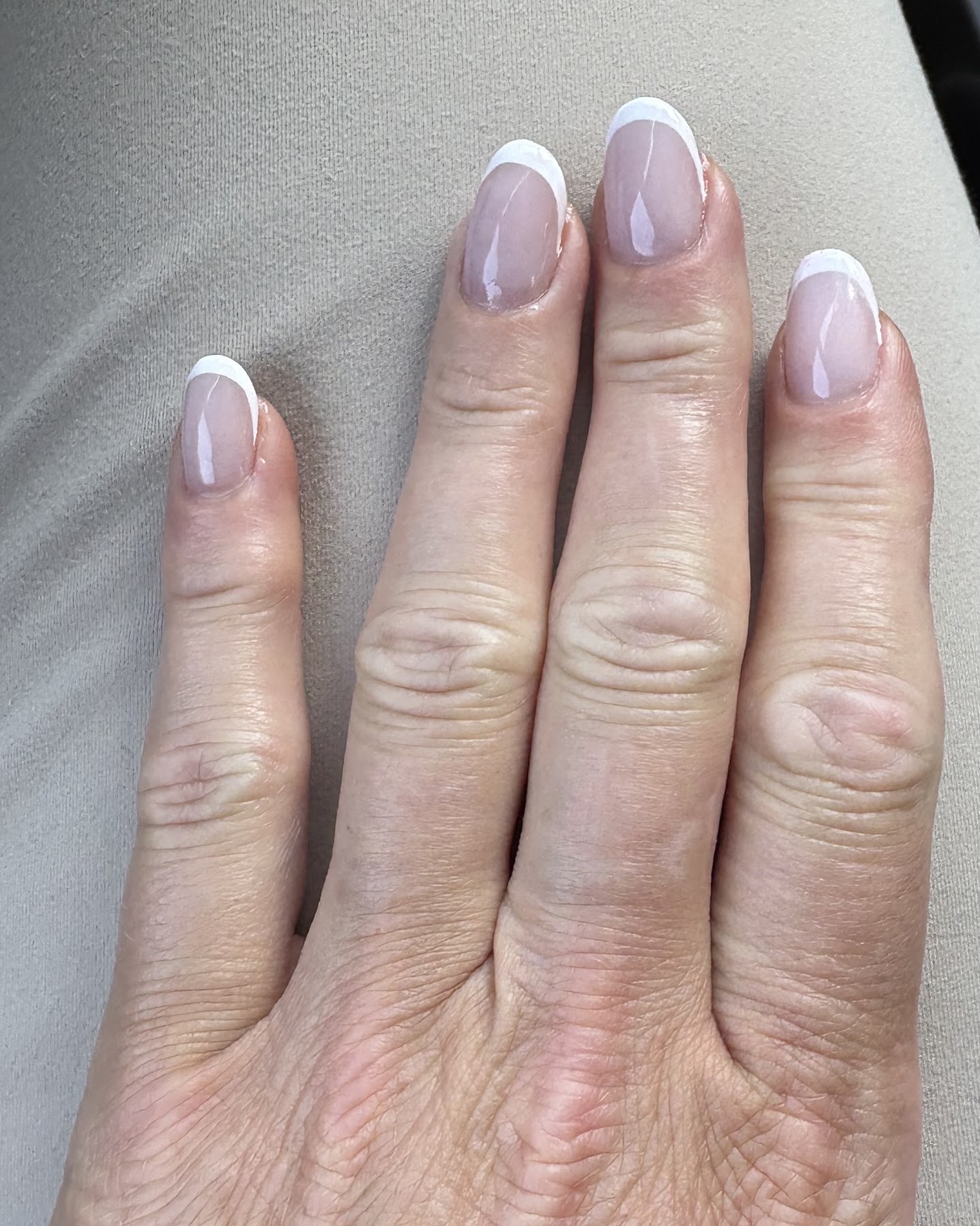 Zachtroze nagels met een witte tip